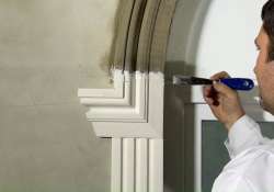 Die Stoßfugen gleichmäßig auffüllen. Die Stoßfugen gleichmäßig auffüllen.