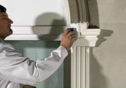 Die noch feuchte, überschüssige Beschichtungsmasse mit einem Schwamm entfernen. Die noch feuchte, überschüssige Beschichtungsmasse mit einem Schwamm entfernen.