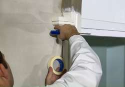 Die Ränder der Zierleisten und Kombi-Eckelemente abkleben. Die Ränder der Zierleisten und Kombi-Eckelemente abkleben.