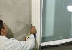 Das Kreppband zum Schutz der Stuckprofile sorgfältig aufkleben. Das Kreppband zum Schutz der Stuckprofile sorgfältig aufkleben.