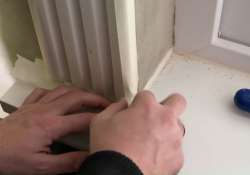 Das Kreppband zum Schutz auch auf die Fensterbank kleben. Das Kreppband zum Schutz auch auf die Fensterbank kleben.