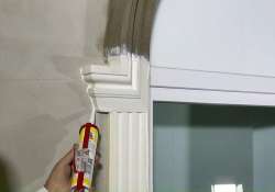 Den Übergang vom Kombi-Eckelement zur Fassade schließen. Den Übergang vom Kombi-Eckelement zur Fassade schließen.