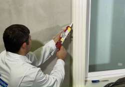 Den Übergang zwischen Zierleiste und Fassade abdichten. Den Übergang zwischen Zierleiste und Fassade abdichten.