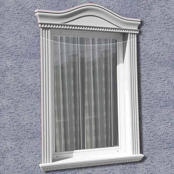 Fenstergiebel und Sohlbank mit stufigem Stuckprofil