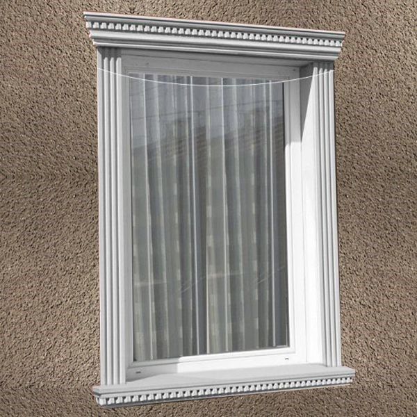 Fensterumrandung und Fensterbank mit Zinnen-Muster