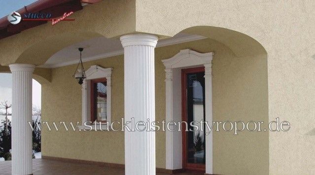 Stoßfeste Dekosäulen mit rundem Kapitell und Arkaden sowie Tür- und Fensterumrandung aus Styroporstuck