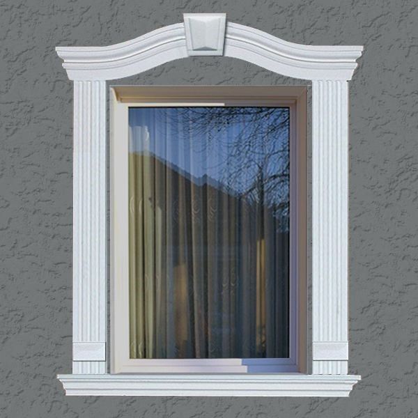 Stuckfenster mit flexiblen Stuckleisten und stufigem Stuckprofil an der Fensterbank