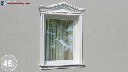 Eleganter Fensterstuck mit komplettem Fenstergiebel und Außenstuck Profilen