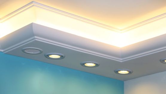 Eckgestaltung mit LED Lichtleisten aus Styropor