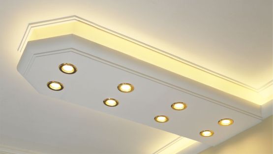 Klassische Deckenbeleuchtung im LED Stuckprofil