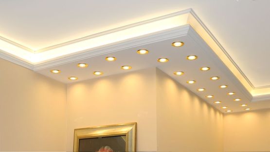 Warmweiße Beleuchtung an Wand und Decke mit LED Lichtleisten
