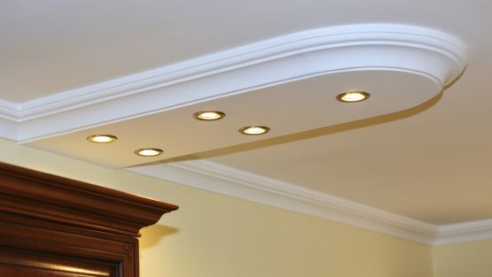 In Styroporleisten eingebaute LED Spots für direktes Licht im Schlafzimmer