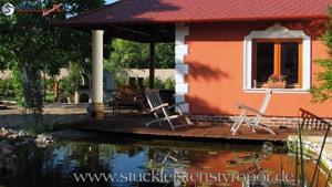 Fassadendekoration mit Säulenverkleidung Bossensteinen und Fensterumrandung