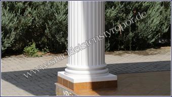 Beschichteter und weiß gestrichener Säulenfuß mit Fliesen am Sockel Beschichteter und weiß gestrichener Säulenfuß mit Fliesen am Sockel