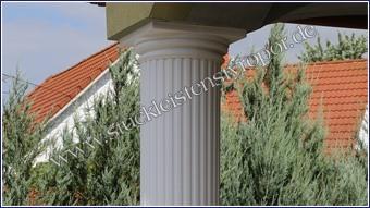 Beschichtetes, dorisches Kapitell weiß gestrichen Beschichtetes, dorisches Kapitell weiß gestrichen