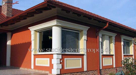 Fensterverzierung mit Styroporstuck Vorbau mit Stucksäulen