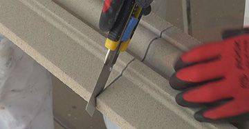 Styroporkern des Fassadenprofils mit dem Cuttermesser trennen Fassadenprofil schneiden