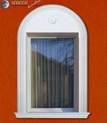 Fassadenstuck halbkreisförmige Fensterverzierung Fassadenstuck halbkreisförmige Fensterverzierung