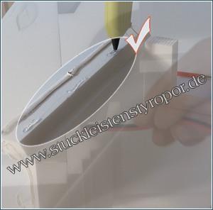 Stuckleiste mit Styroporkleber und Heißkleber Stuckleiste mit Styroporkleber und Heißkleber