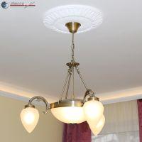 Sonnenblumen-Muster der Styropor Rosette  RN-1 als Deckendekoration mit Lampe