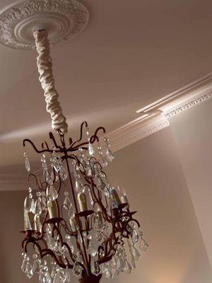 Kronleuchter mit reich verzierter Styroporrosette