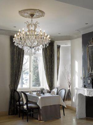 Edle Stuckrosetten mit herrlichen Kronleuchtern für ein exklusives Ambiente