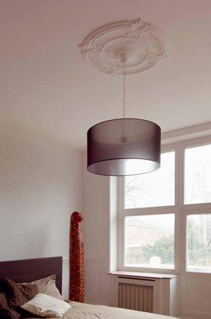 Akzente mit herrlich verzierten Stuck Rosetten im schlichten Ambiente setzen