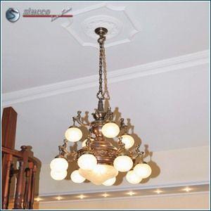 Stuckrosette mit Deckenleisten kombiniert