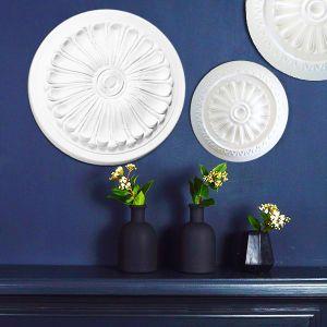 Wandgestaltung mit verschiedenen Stuckrosetten aus Styropor