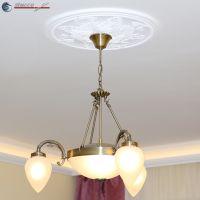 Runde Rosette R-13 unterstreicht Wirkung der Deckenbeleuchtung