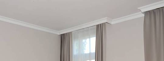 Stuckleiste vor Gardinenschiene