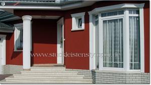 Beschichtete Dekosäule mit Kapitell im Eingangsbereich außen Beschichtete Dekosäule mit Kapitell im Eingangsbereich außen