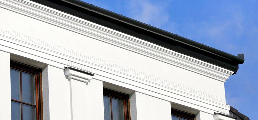 Dachgesims – Außenstuck bei der Fassadenverzierung