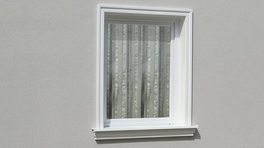 Harmonische Tür- und Fensterumrandung mit Außenstuck aus Styropor