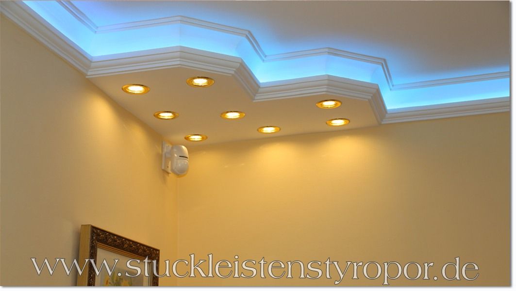 Kombinierte Beleuchtung mit L-Profil Stuckleiste Essen 400+2x202 Plexi Plus, LED Spots und RGB LED Strips