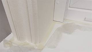 Die Ränder auf der Fensterbank sorgfältig mit Kreppband abkleben