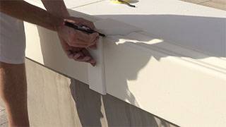 Schnittkante mit Markierschablone auf dem L-Profil markieren