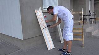 Soudal-PU-Kleber auf Rückseite des Laibungsprofils auftragen