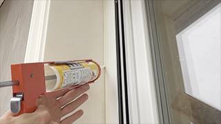 Übergang vom Laibungsprofil zum Fensterrahmen mit Acryl Dichtmasse verfugen