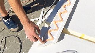 Den aufgetragenen Kleber 4-5 Minuten lang ruhen lassen