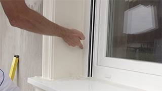 Mit der Fingerspitze den Kleber glätten