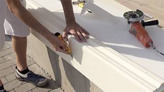 Styroporkern des Laibungsprofils mit scharfem Cuttermesser durchtrennen