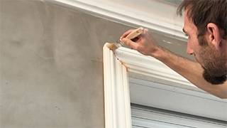 Verdünnte Beschichtungsmasse mit einem schmalen Pinsel auftragen