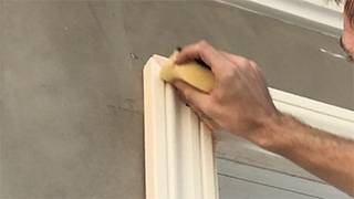 Überschüssige Beschichtungsmasse sofort mit nassem Schwamm entfernen