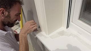 Kreppband mit überschüssigem Kleber entfernen