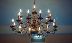 Kronleuchter mit Glühlampen