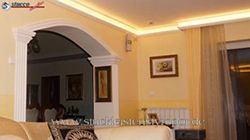 Warmweiße, indirekte LED Beleuchtung im Wohnzimmer