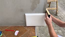 Ausrichtung der Bossenplatten wieder mit Wasserwaage kontrollieren