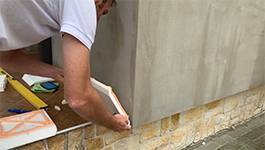 Ersten Bossenstein am Hauseck ankleben