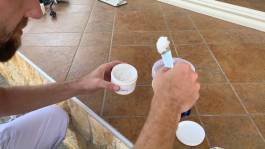 Etwas Beschichtungsmasse in Becher geben